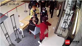 商场保安因扫码纠纷被顾客打伤.jpg 商场保安因扫码纠纷被顾客打伤.jpg