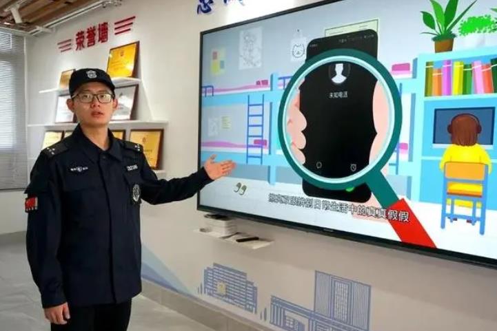 无比温暖！巡逻保安勇救两名坠湖儿童