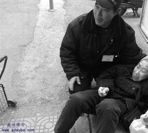 白发老太摔倒起不来 物业保安公司保安立马搀扶