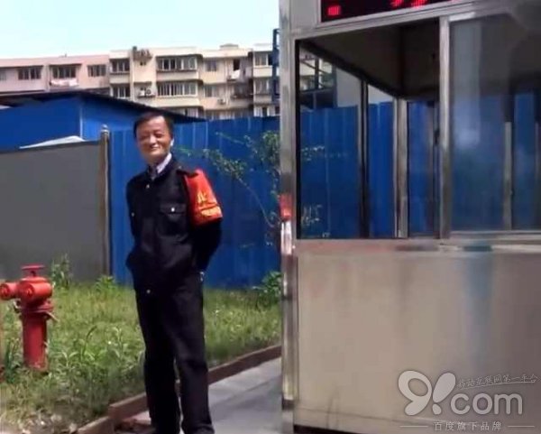 马云当执勤保安了？又一个“马云”诞生，看呆了路人！