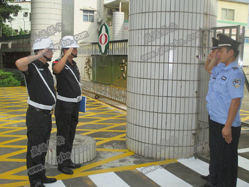 小区保安回应男孩被困电梯事件：电梯老化严重，求助按钮失效