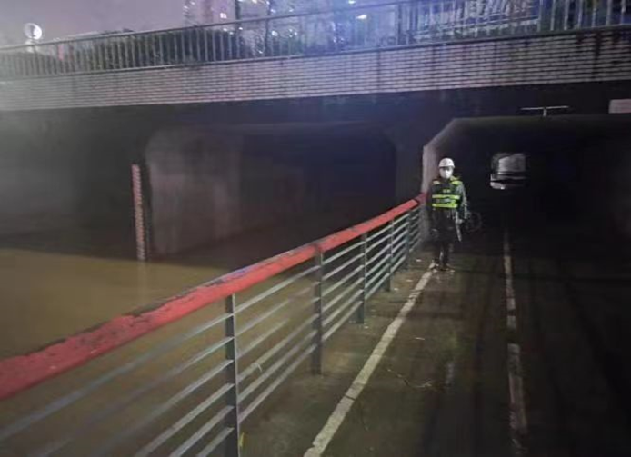 抢险、排涝、疏通…… 深圳福田保安人员奋战防汛一线