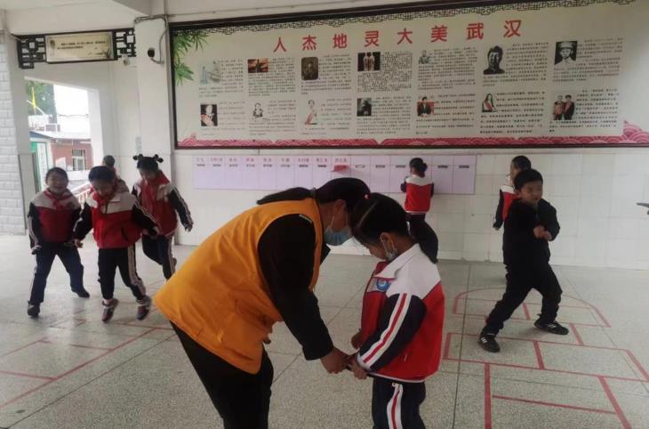 小学德育有新招，保洁保安成“导师”