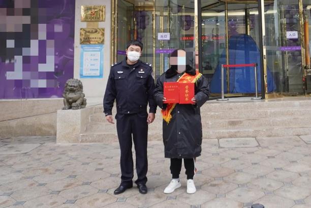 医院保安协助民警抓获嫌疑人 获见义勇为表彰