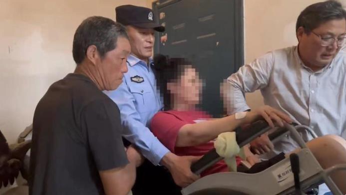 女子出院回家，民警和保安连人带轮椅抬上楼
