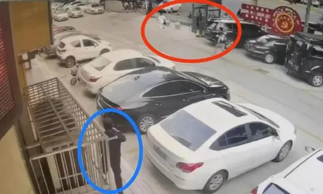 聊城街头上演惊险一幕！银行保安紧追不舍，勇斗劫匪……