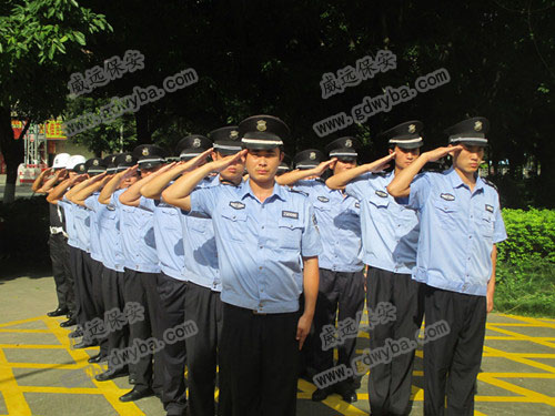 上海外滩有人跳黄浦江？保安民警合力营救