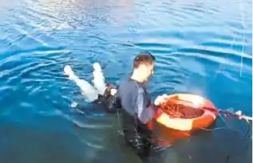 寒冬里的暖心一幕_保安队长跳入冰河中救人